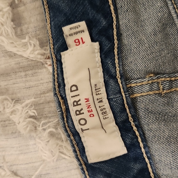 Light wash, distressed Torrid jean shorts size 16! Excellent condition! - Picture 2 of 8
